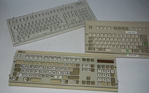 Tastaturen mit Metall- und Plexiglasfingerführungen