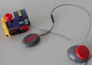 roter Jellybeamer mit Empfänger und Spieleisenbahn